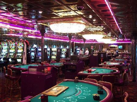Di dalam Mississippi Belle II Riverboat Casino berlabuh di Sungai Mississippi di Clinton Iowa